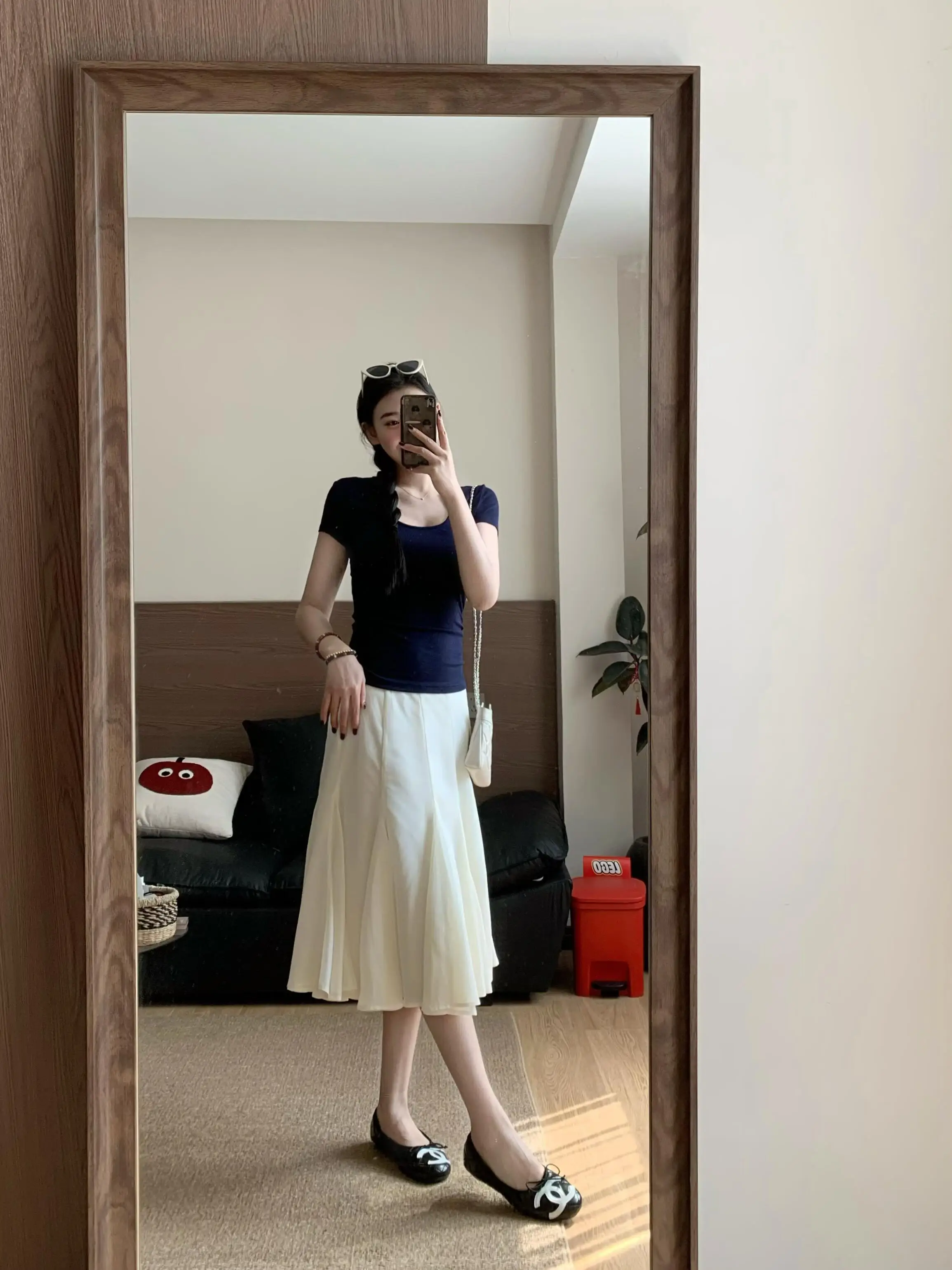 杏色ドレープハイウエストAラインスカート：シンプルきれいめコーデの定番アイテムとしての実用性と着こなしのバランス