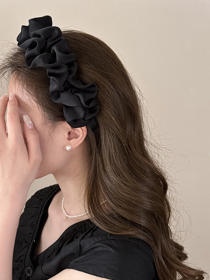 頭頂部 ボリュームを実現するブラック広幅プリーツヘアバンドの使い方と効果