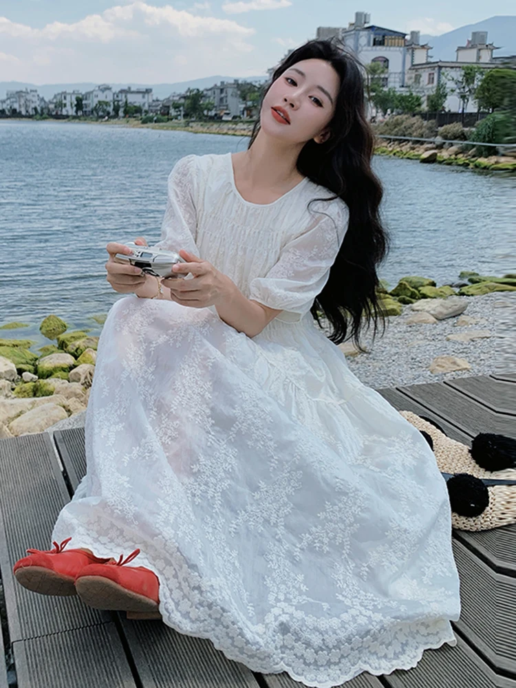 ロングワンピース着こなし夏：美しいデザインの白いワンピースで涼しげなスタイルを実現