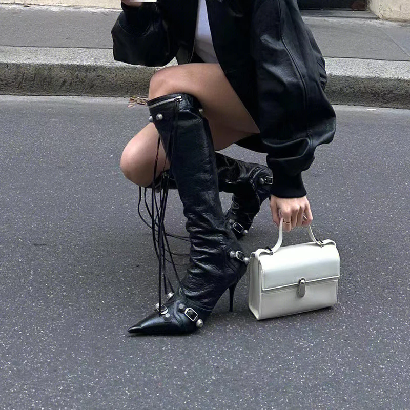 尖った先端のスタッズ付きロングブーツ：細いヒール・ライダース風・ジッパーデザインの冬用ファッションブーツ