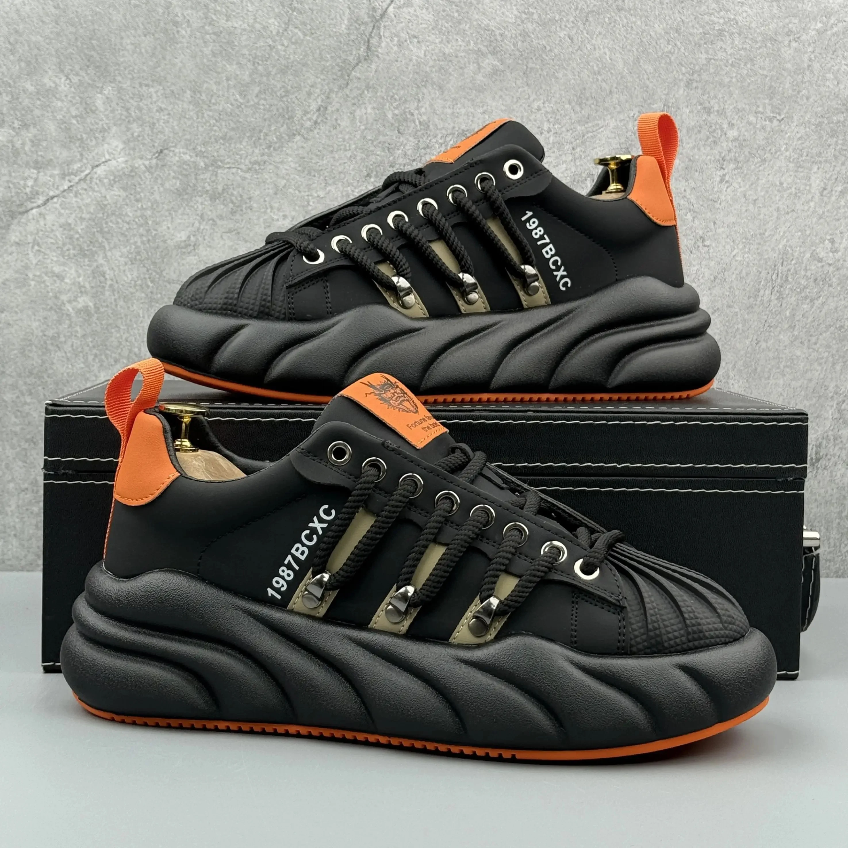 30代のカジュアルメンズにぴったり？90s hiphop スニーカーと比べて、chunky sneakers はどんな違いがあるの？