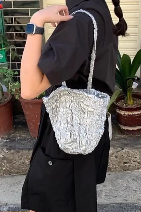 シルバーのプリーツデザインバッグ【個性的・ショルダー・斜め掛け・バケツ型】
