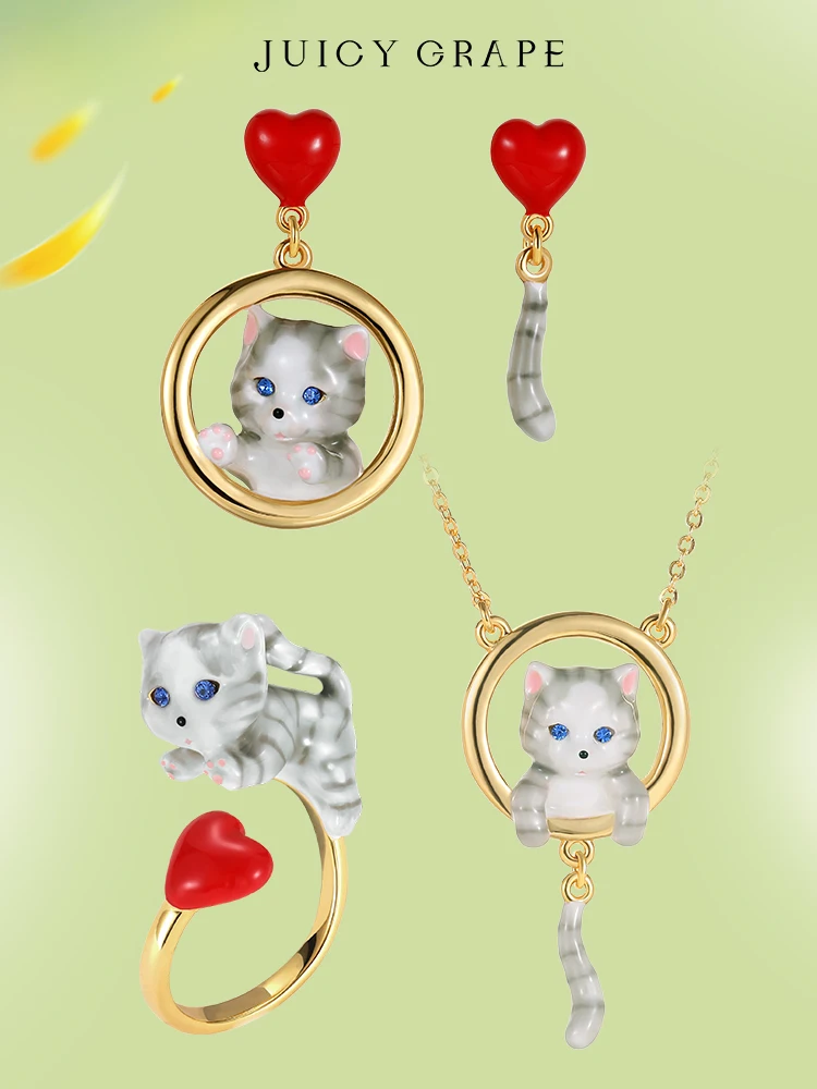 可愛らしい猫モチーフのアクセサリー：ジュicy Grapeブランドのネックレスとセットアップ対応の実用性