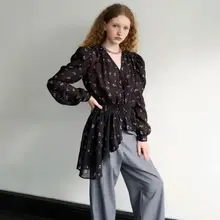 フラワープリントVネックブラックシャツ【ウエストシェイプ・不規則デザイン】