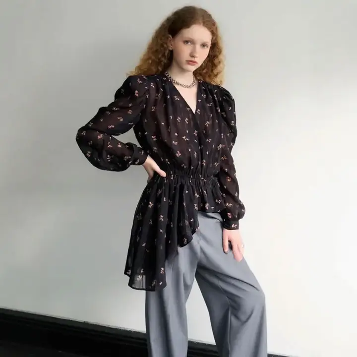 フラワープリントVネックブラックシャツ【ウエストシェイプ・不規則デザイン】