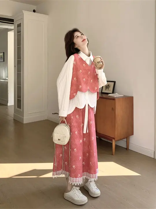 温柔な印象のバイカラー花柄ベスト付きシャツとスカートのコーディネート（セットアップ対応）