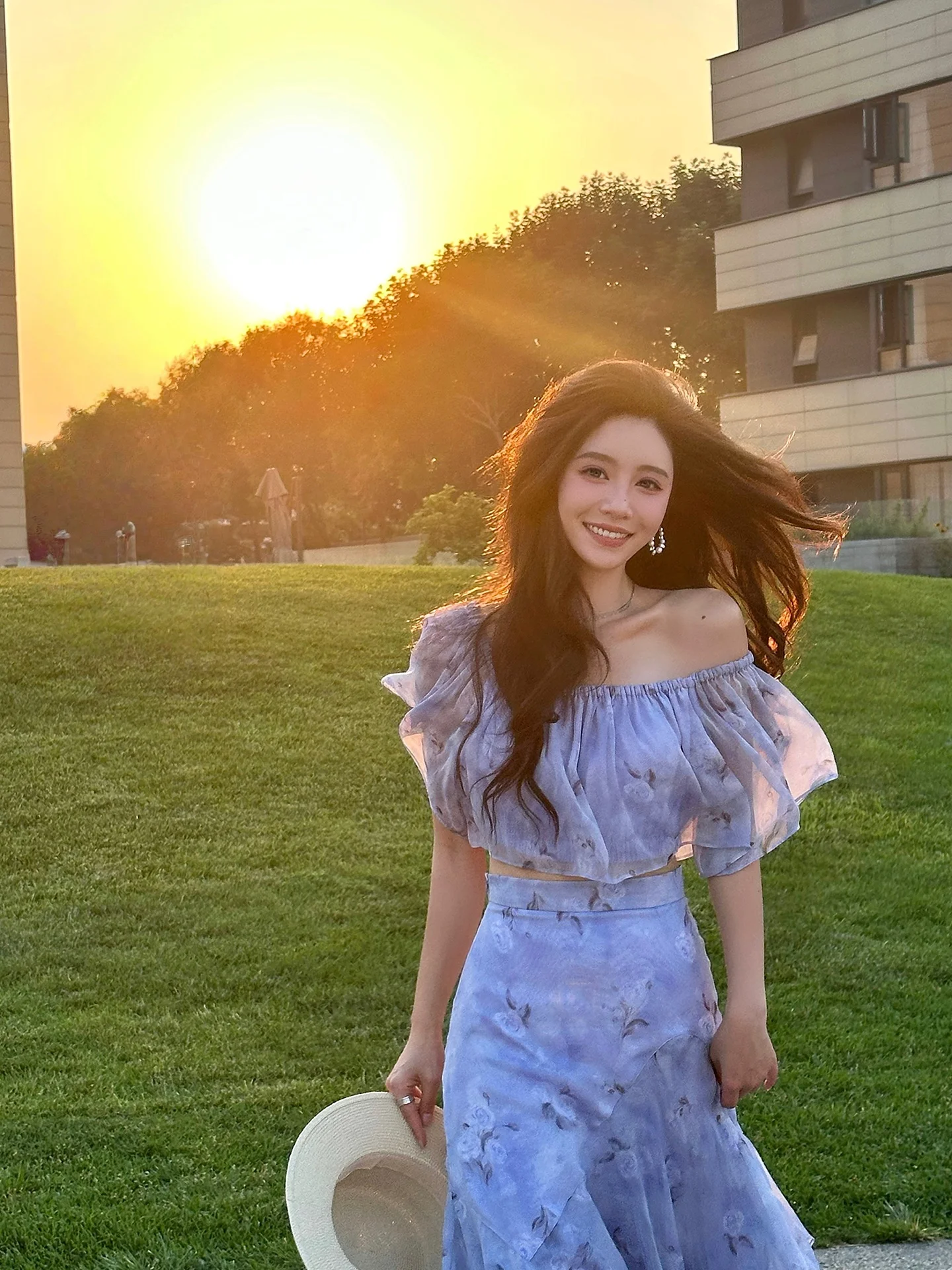 8月に着る服はどう選ぶ？紫のフラワープリントが夏の気分を救う理由