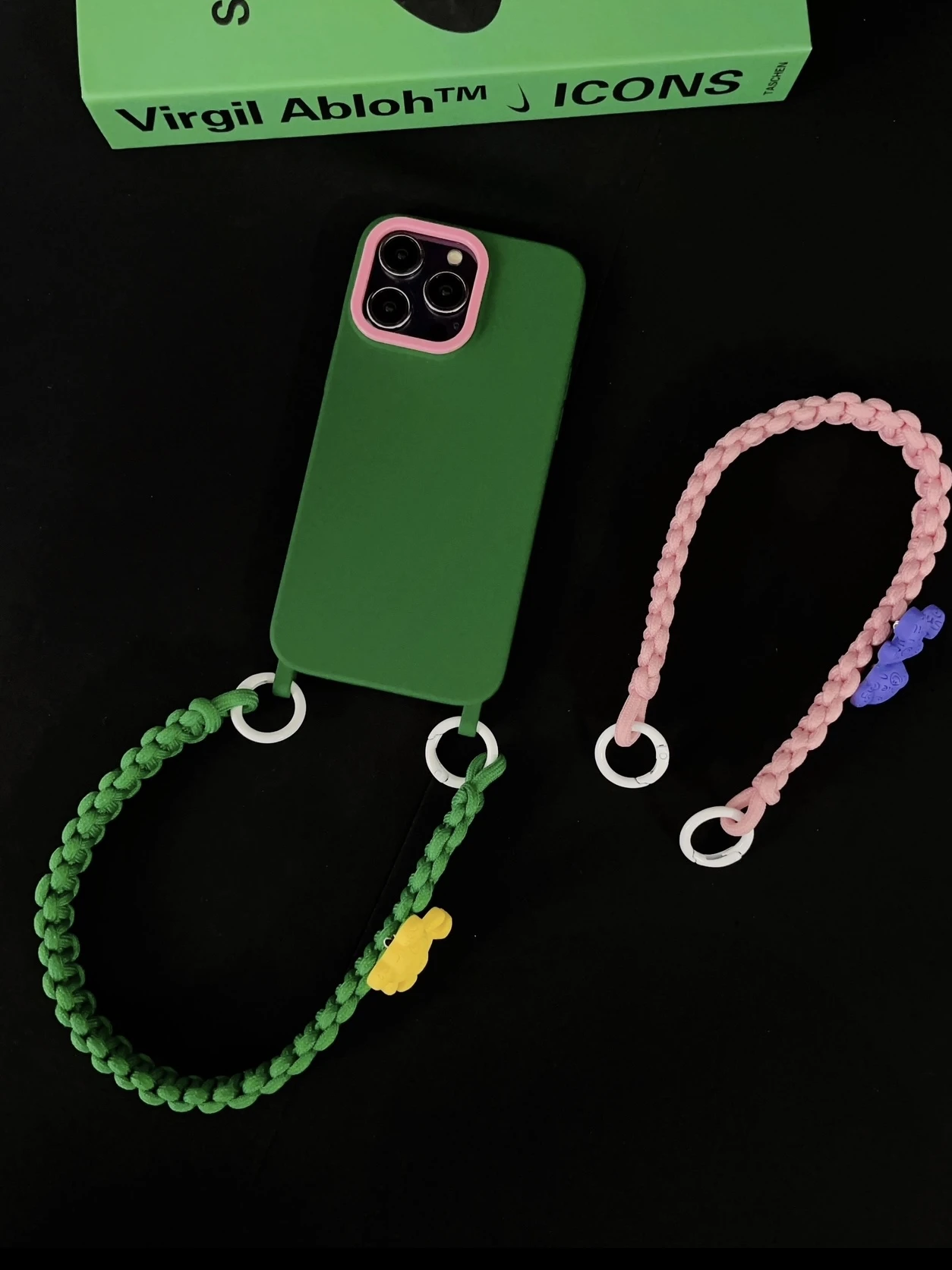 手編みハンドバッグ：スマホストラップとクマのチャームが特徴の実用性を検証