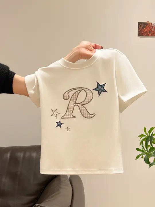 刺繍入りラウンドネックショートスリーブTシャツ【女性用・フィットデザイン】
