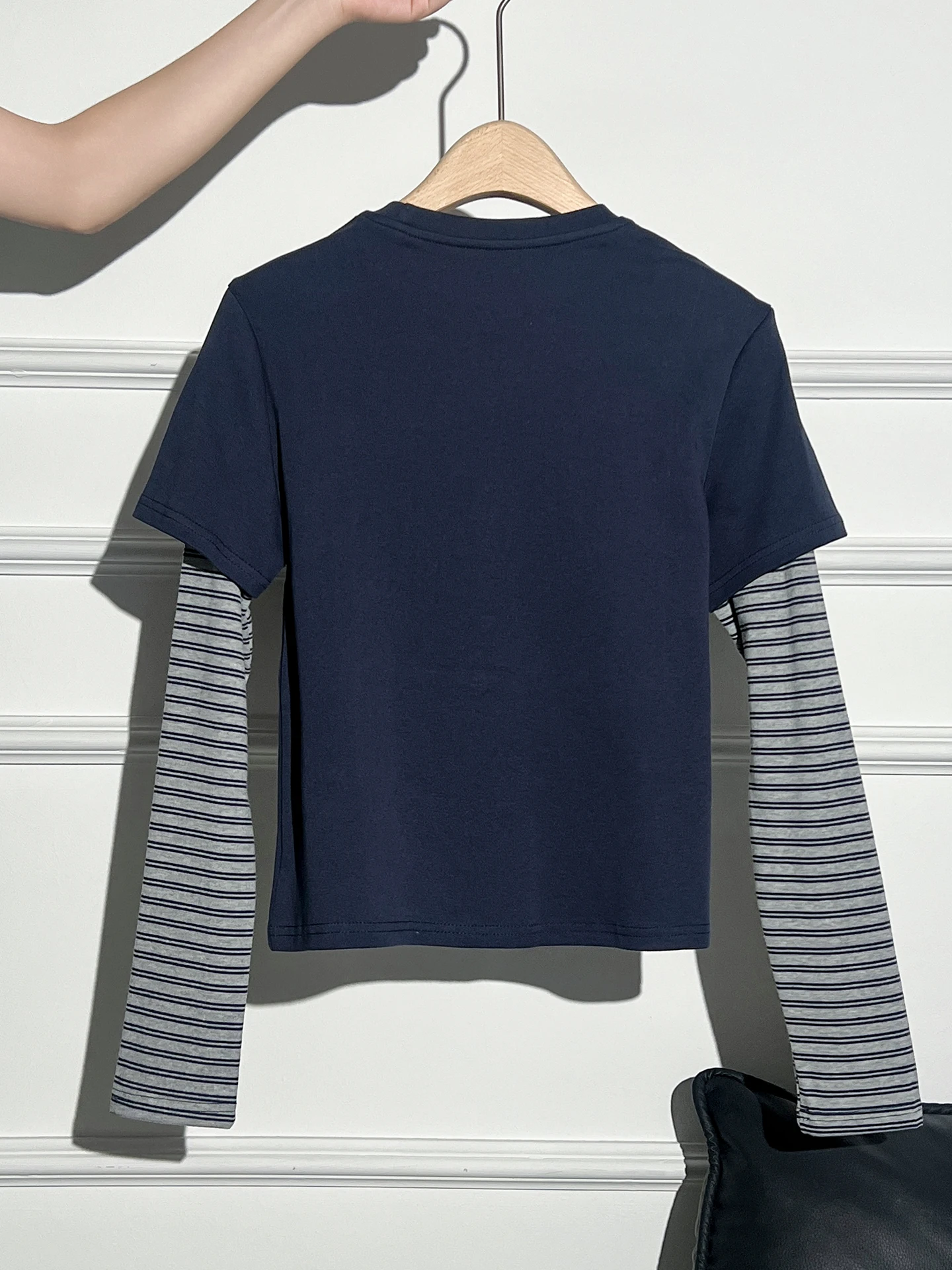 秋の通勤スタイルに悩むあなたへ：ストライプ長袖Tシャツで失敗しない重ね着コーデは？
