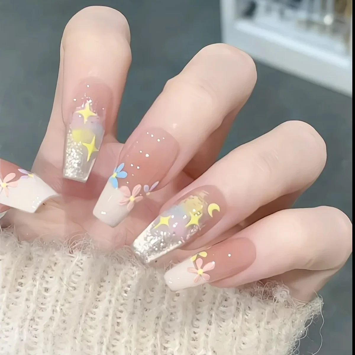 5月にぴったりのネイルデザインは？春の花柄キャットアイが旬の理由と選び方