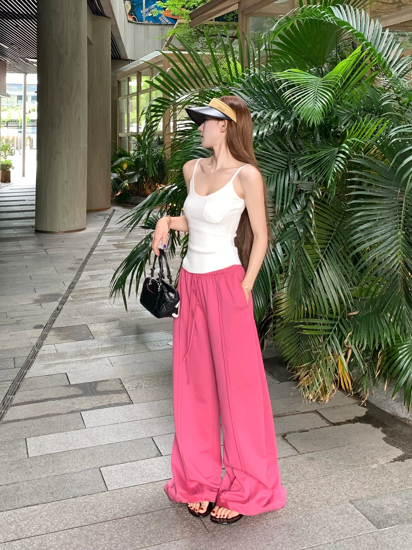 フィット ピンクのストレートカジュアルパンツ：2026夏の通勤風スタイルに最適な高腰直筒デザイン
