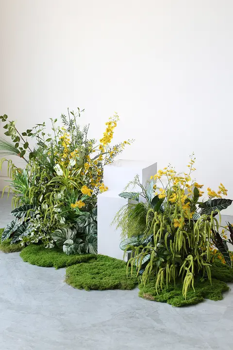 人工観葉植物 フラワーアレンジメント 商業ショーウィンドウ 展示台 花々 景観商品 撮影 ディスプレイ 苔 ソフトインテリア 景観