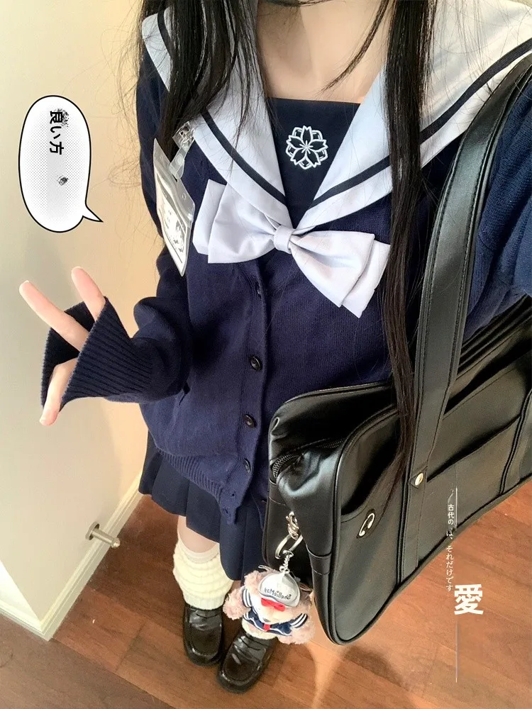 25度の日に高校生が着る服は？日系水色セーラー服が通学と遊びで活躍する理由