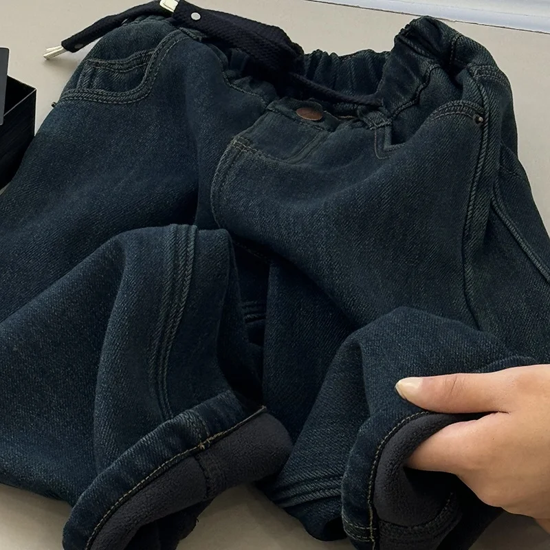 暖かい裏起毛デニムパンツ：小学生女子の通学や冬の日常に最適なカジュアルスタイル