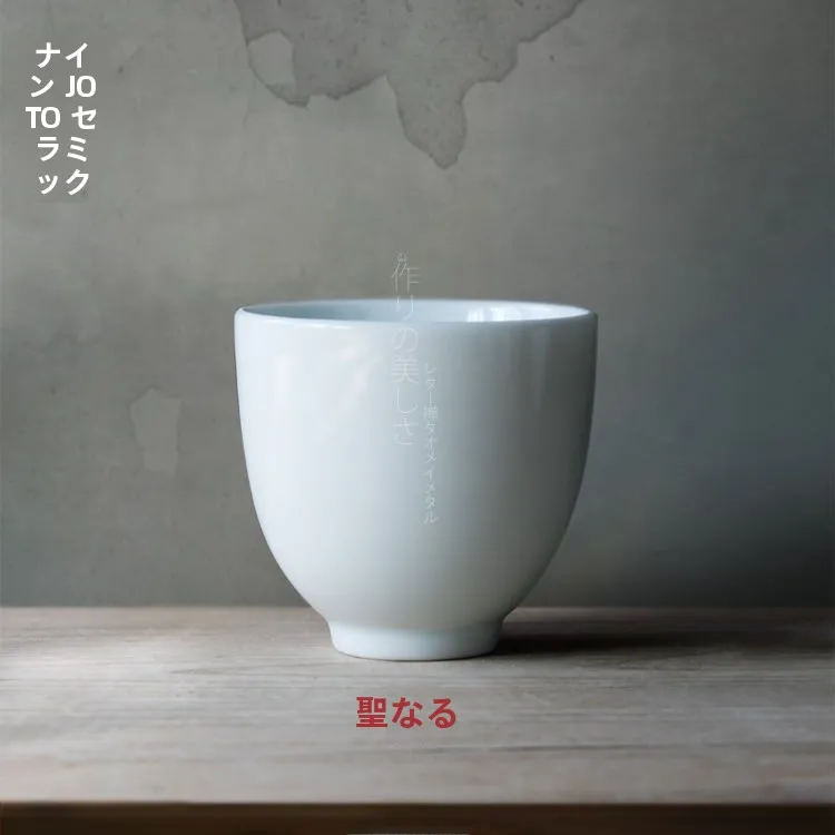 お椀型が本当にすくいやすいの？日常使いに最適な「侘び寂び」の白釉茶碗とは