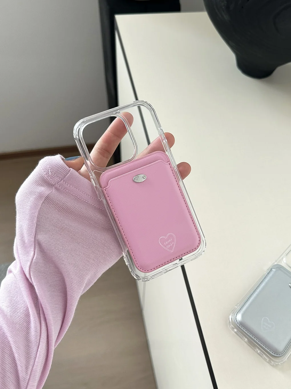 secondstudio ハンドペイントハートデザインのレザー携帯ケース：透明・iPhone用・カードポケット付きのファッションと機能のバランス