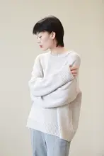 極上の柔らかさのホワイトウールニットセーター【ルーズフィット・ピンク・クルーネック・秋冬用】