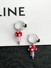 ユニークで可愛いガラス製の小さなキノコピアス【赤色・フックタイプ・個性的】