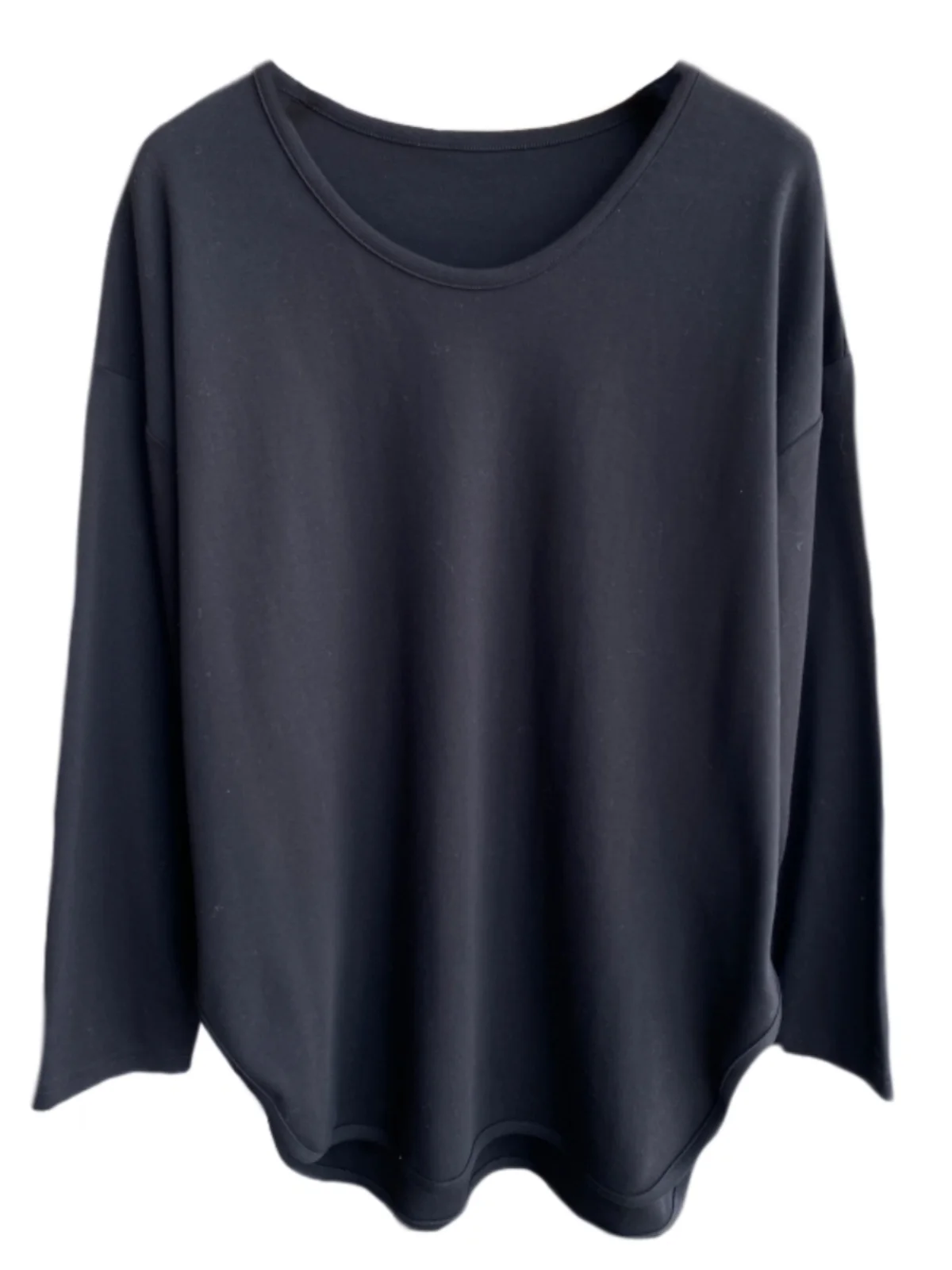 大人可愛い服 50代コーデの秘密はここ！ベルベットTシャツで心を落ち着かせる