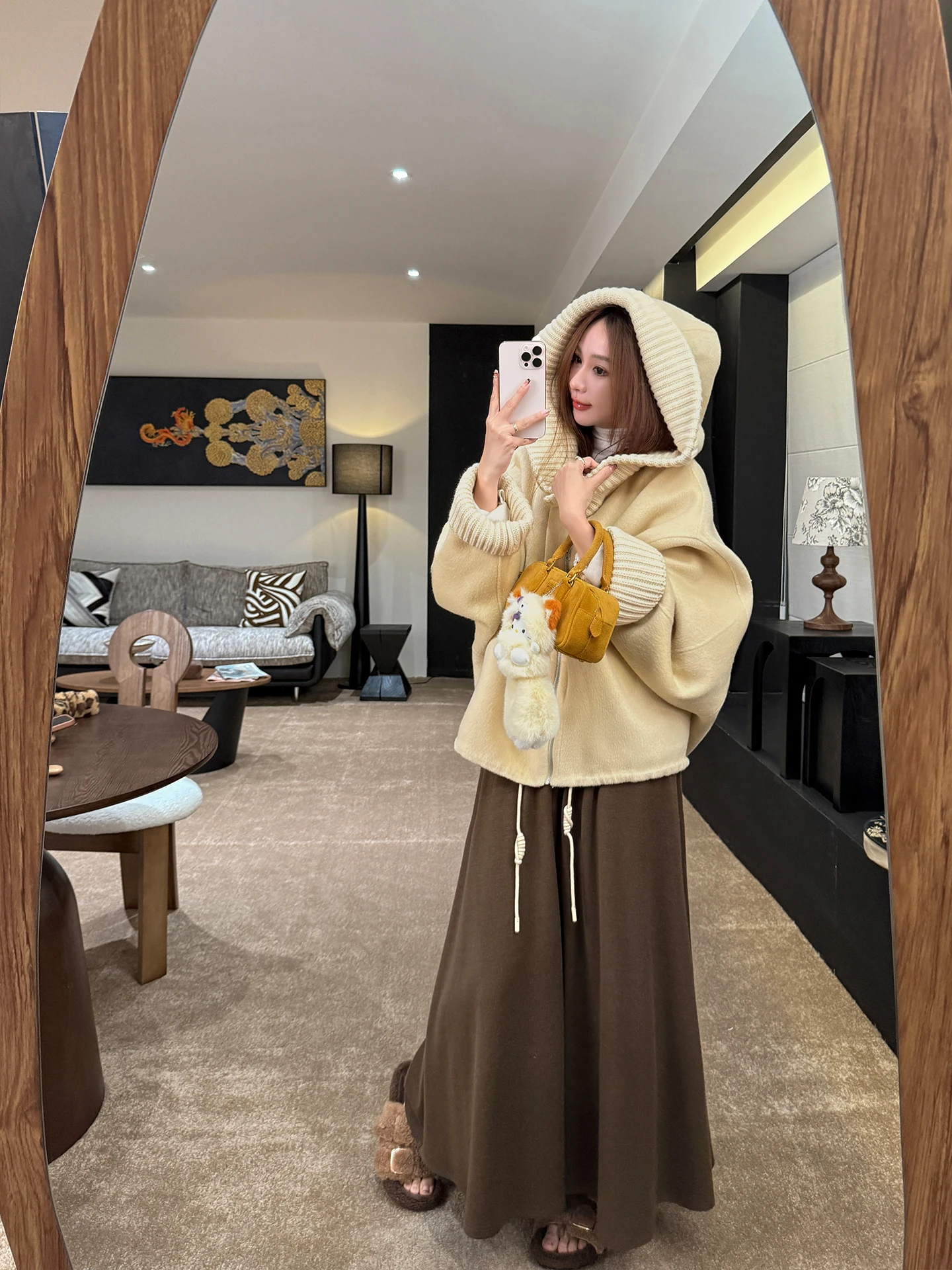 12月に着るレディース服装は、どう選ぶ？落ち着いたフレアスカートが通勤の“心の温もり”を届ける