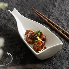 陶器製 不規則形状の深皿【多用途・小皿・オシャレなデザイン】
