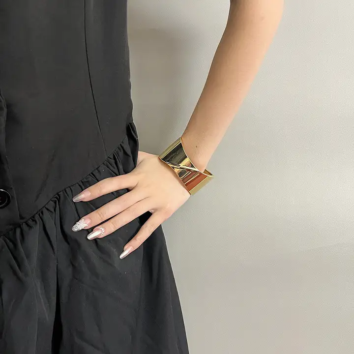 レトロな高級感のあるメタリック光沢幅広バングル【シンプルな冷淡スタイル・個性的な女性用アクセサリー】