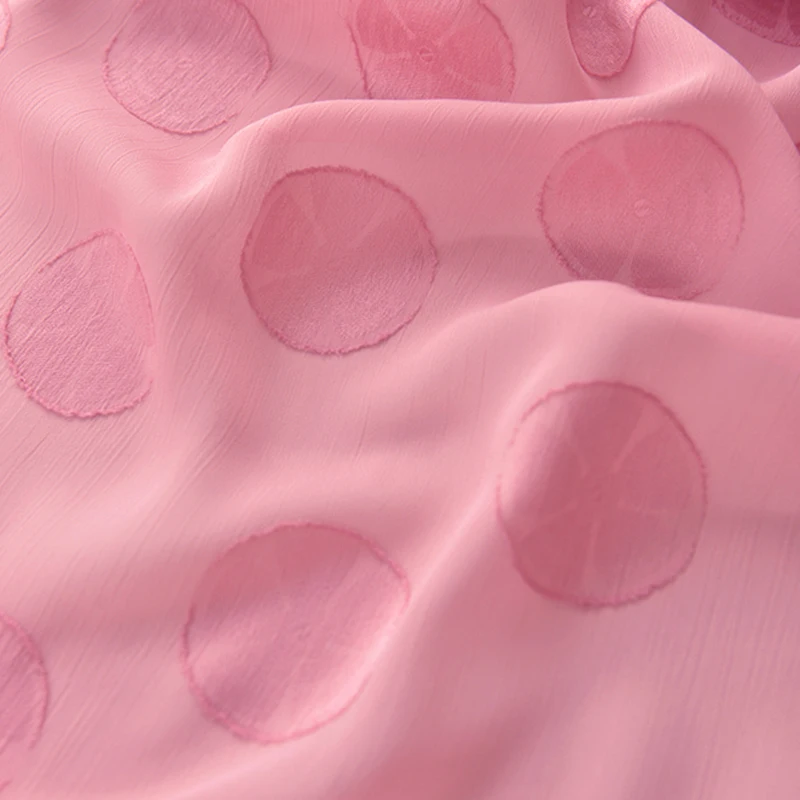 浅いバラ紫の立体花柄シフォンストール：春ファッションにおける色とデザインのバランスを実現