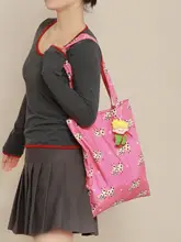 可愛いカートゥーンデザインのピンク布製ショルダーバッグ【折りたたみ可能・大容量】