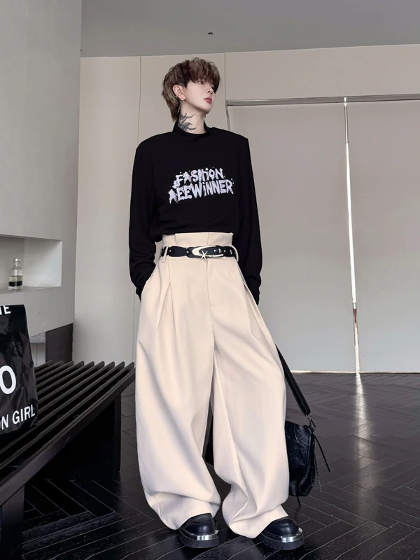 立体プリーツワイドパンツ：裾折りが服装バランスを整える実用的なデザイン
