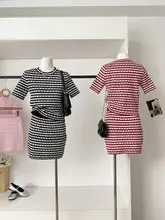 ストライプデザインの上品なブラウスとスリムなミニスカート【春夏向け・ファッション・セットアップ対応】