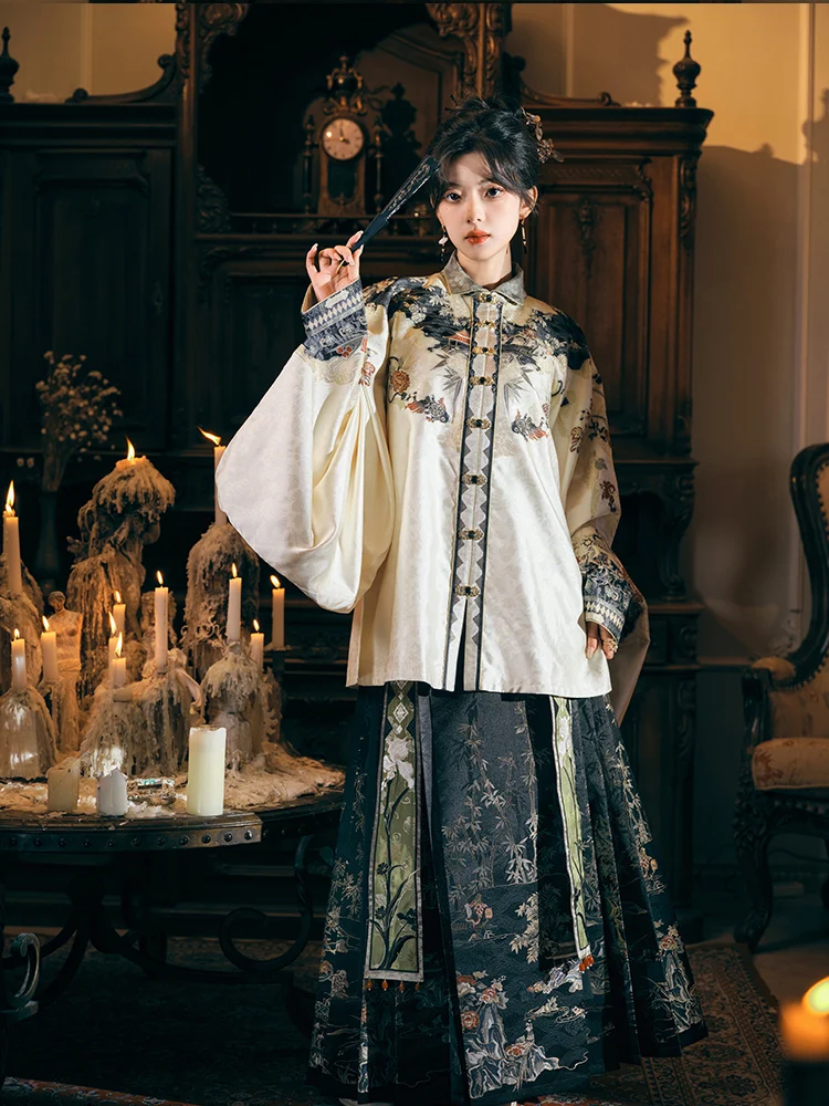 服が清楚になるには、デザインと素材のバランスが鍵！？