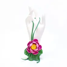 立体的なレザー蓮の花のチャーム【牛革製・おしゃれなギフト用】