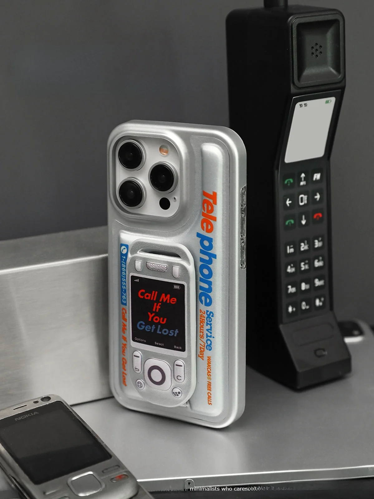 初期の携帯電話と現代のスマホを比べて、今こそ「レトロな電話機」ケースに惹かれる理由は？