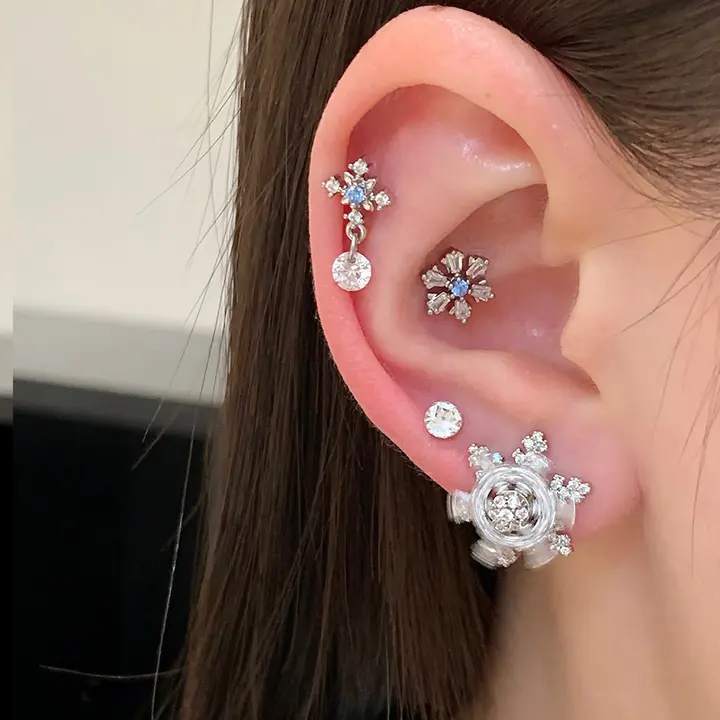 医療用チタン製 雪の結晶ピアス【高級感・ラメ入り・耳骨用】