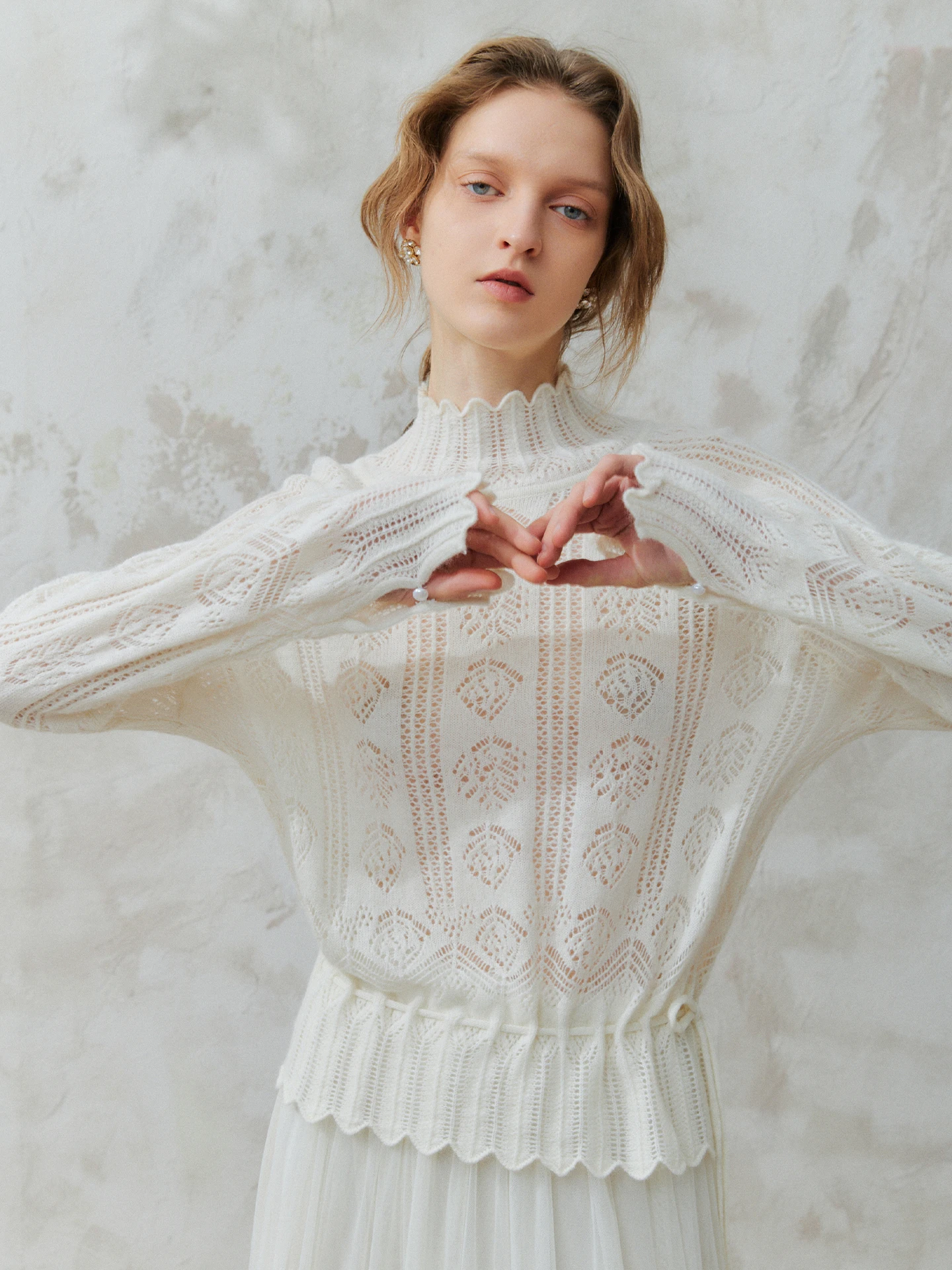 レース編みニットトップス：ウール・カシミヤ素材の春先用立領デザインとは