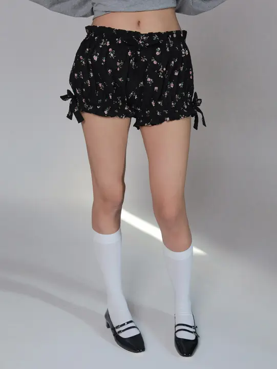 ブラックイギリス風花柄バタフライリボン付きハイウエストショートパンツ【初秋用・カジュアル】（セットアップ対応）