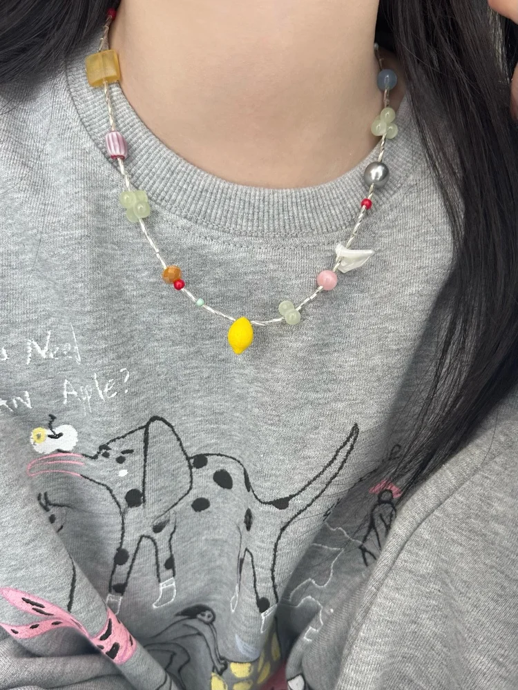 春夏向けカラフルビーズネックレス：デザイン性とリゾートスタイルで鎖骨ラインを美しく演出