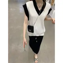 シンプルでおしゃれなブラックホワイトVネックニットベスト【ゆったりシルエット・女性用】（セットアップ対応）