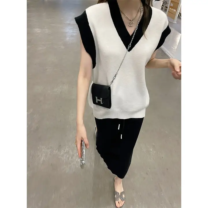シンプルでおしゃれなブラックホワイトVネックニットベスト【ゆったりシルエット・女性用】（セットアップ対応）