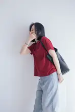 シンプルなデザインの純赤色Tシャツ【ワイド肩・ゆったりフィット・クルーネック・女性用】