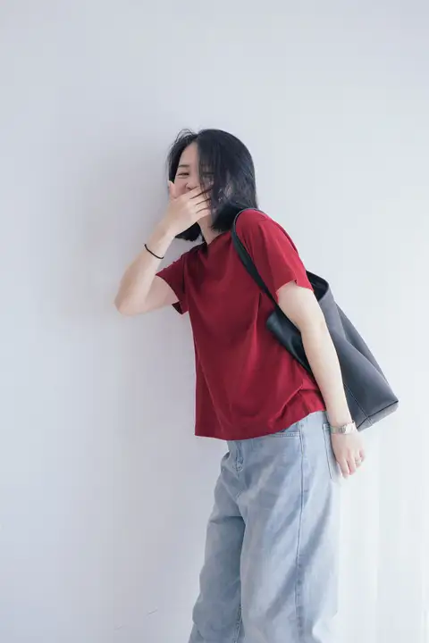 シンプルなデザインの純赤色Tシャツ【ワイド肩・ゆったりフィット・クルーネック・女性用】