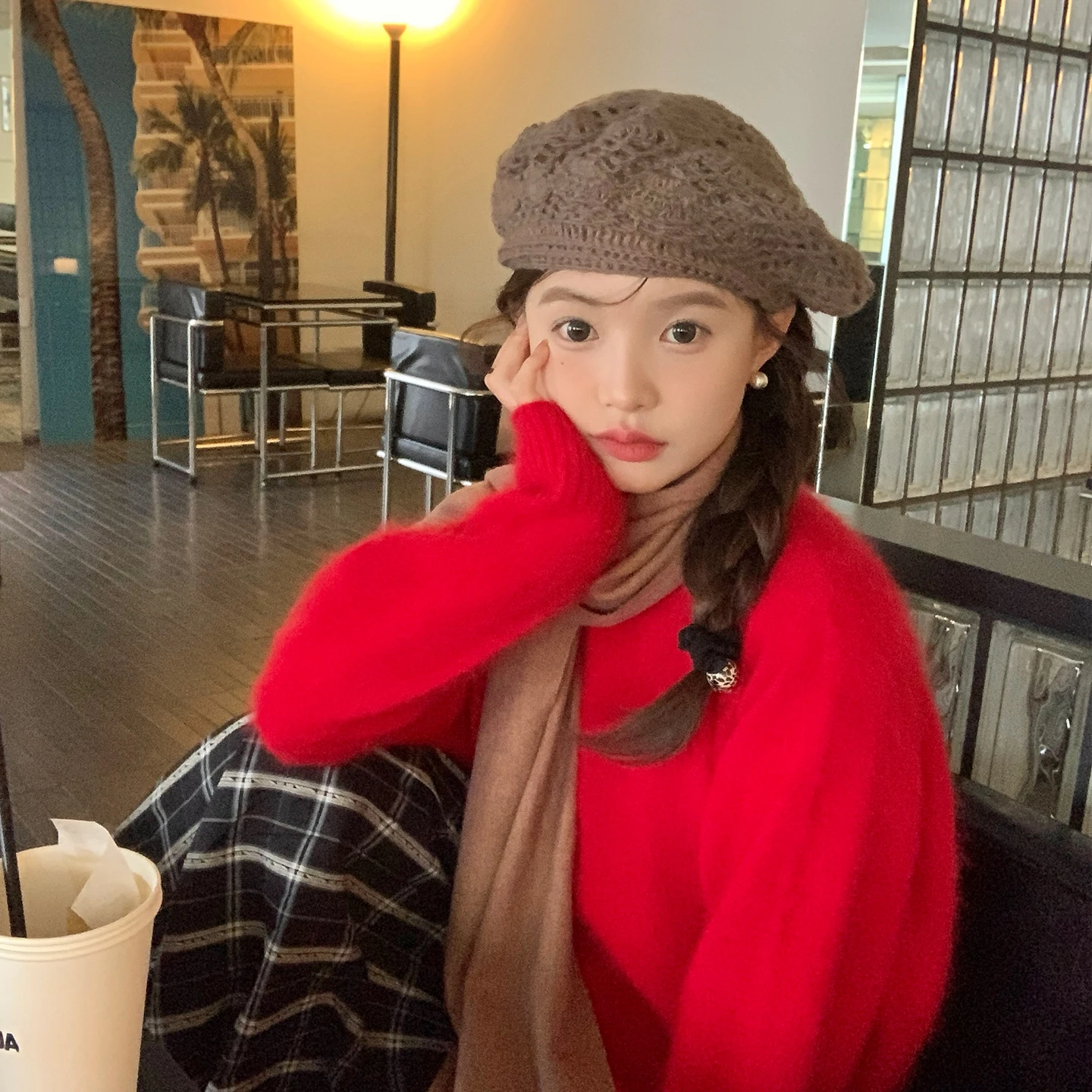 クロシェ編みのベレー帽は本当に冬に必要？小顔効果とファッション性を両立できるアイテムとは？
