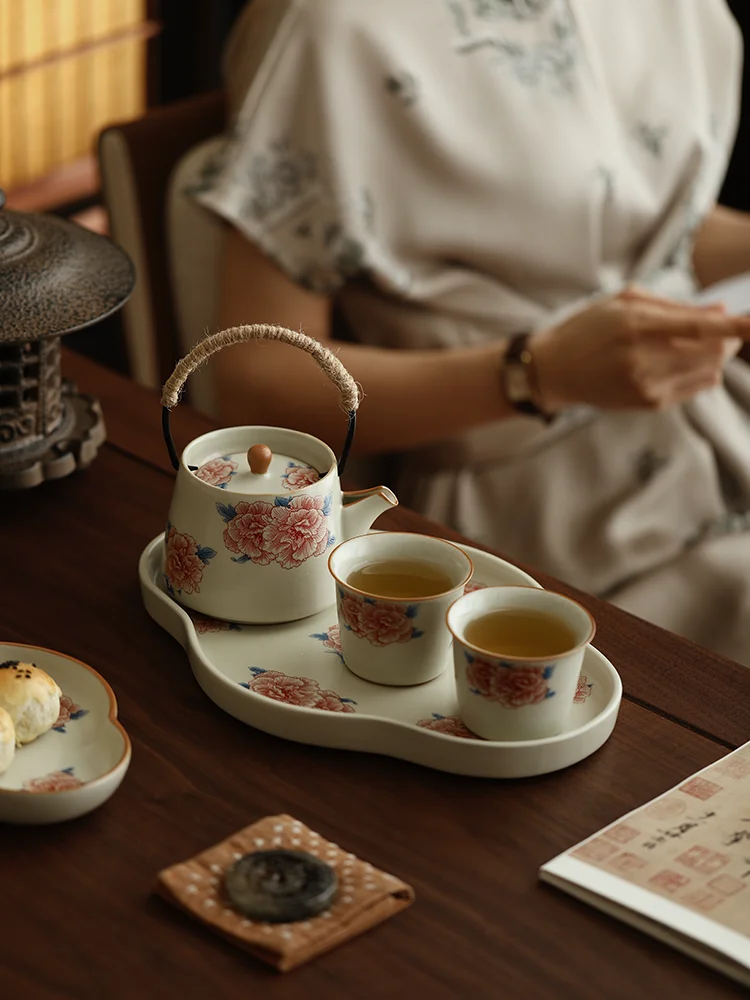 可愛さと伝統のバランスを取る茶器は、どう選ぶ？