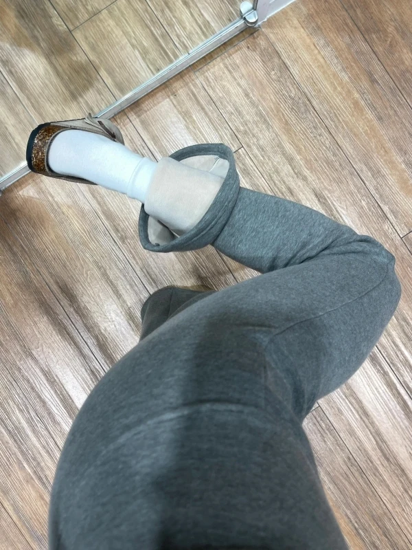 ロング丈ヨガパンツ：極上の柔らかさとフレアデザインが特徴のライトグレーレディースモデル