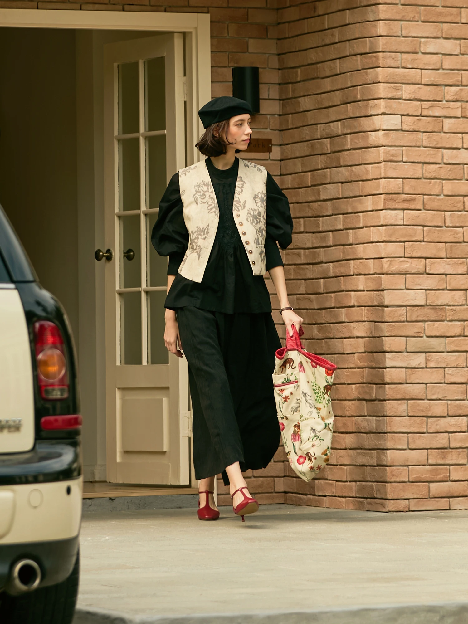 engineered garments 中古 で失敗しない選び方は？アートプリントのレトロ風ノースリーブジャケットが教えてくれたこと