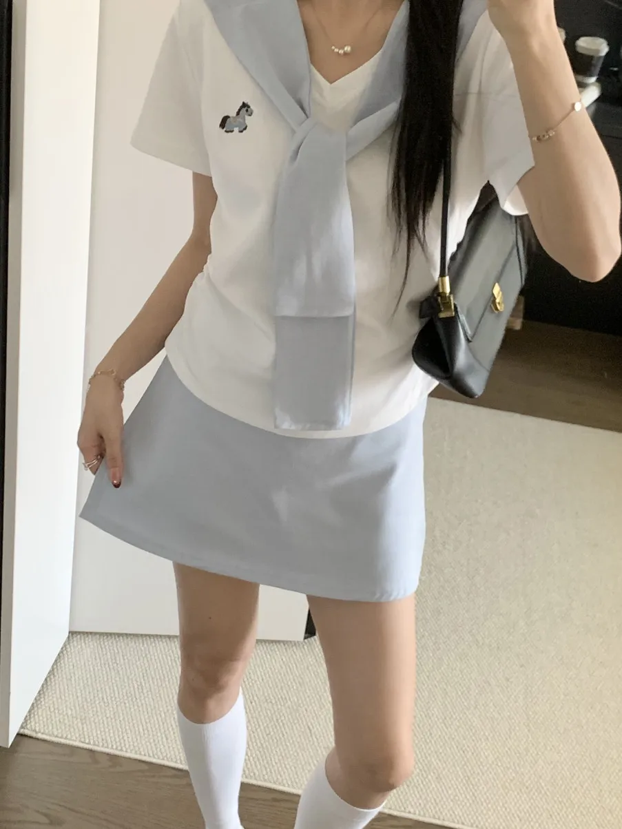 「きれいめtシャツコーデ」で失敗しない方法は？Vネック短袖とミニスカートの3点セットが解決する