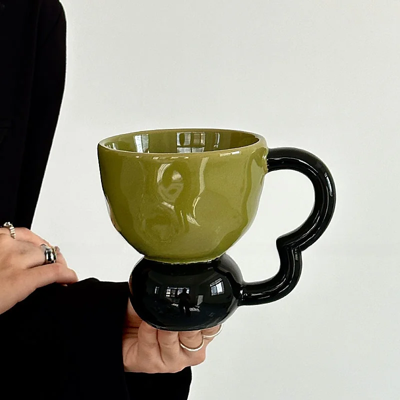 オレンジ 限定 レトログリーンとブラックのハンドル付きマグカップ：陶器製コーヒー用ギフトの実用性とデザイン特性
