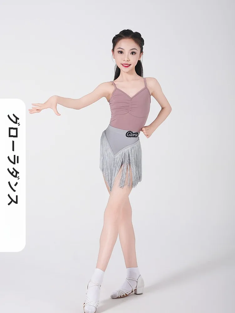 レースフレアスカートのデザインと実用性：子供用ラテンダンス衣装の機能解析