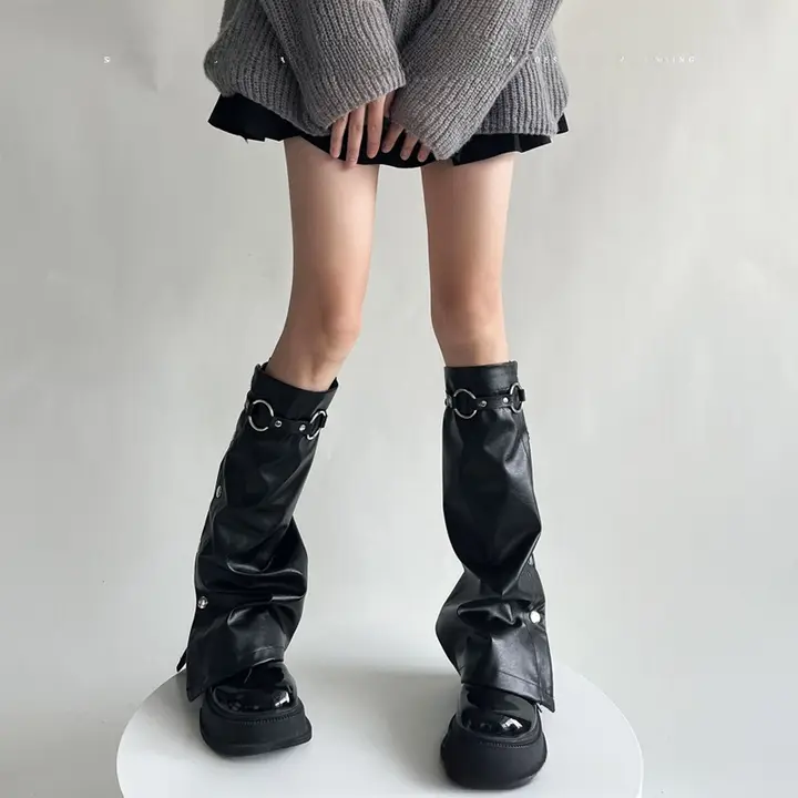 個性的なレザー脚カバー【サイドボタン付き・ストレートブーツカバー】